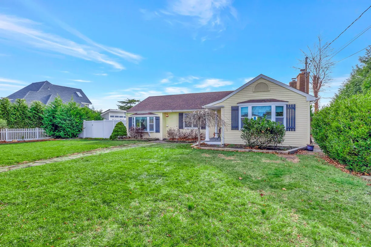 The Hamptons Real Estate | View 8 Bay Street | 3 Beds, 1 Bath
