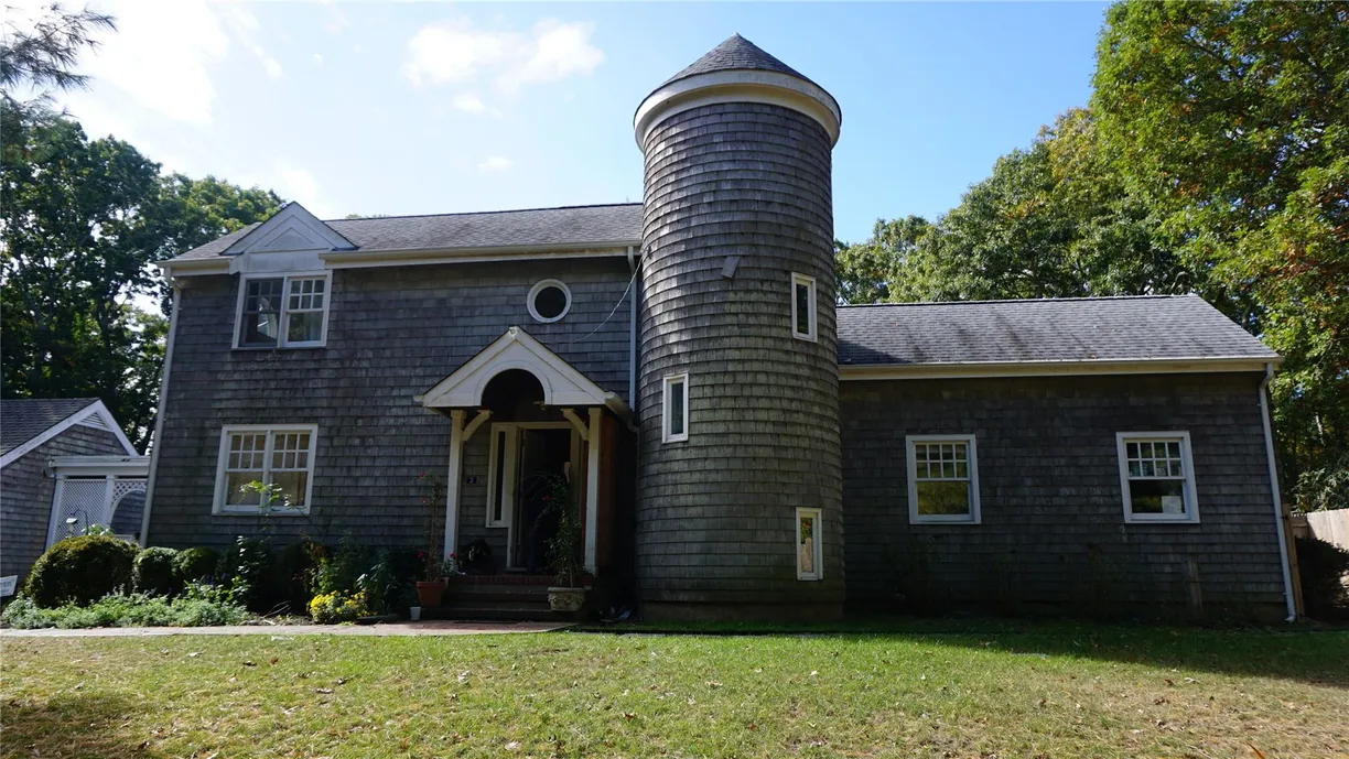 The Hamptons Real Estate | View 2 Briar Croft Drive | 4 Beds, 3 Baths