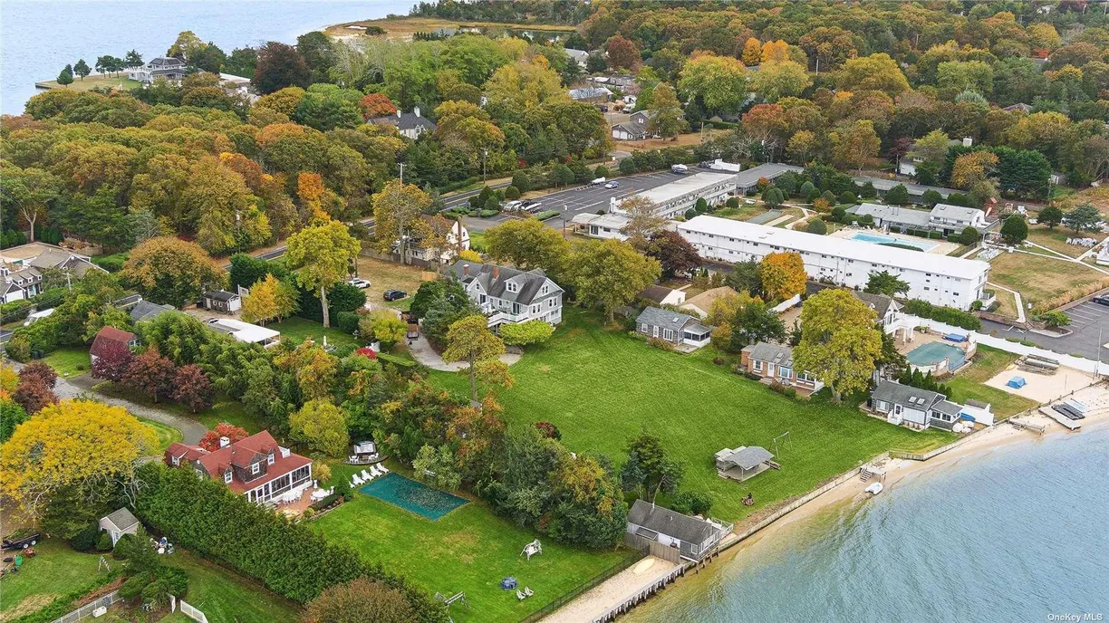 The Hamptons Real Estate | View 46 Rampasture Road, 5 | Listing