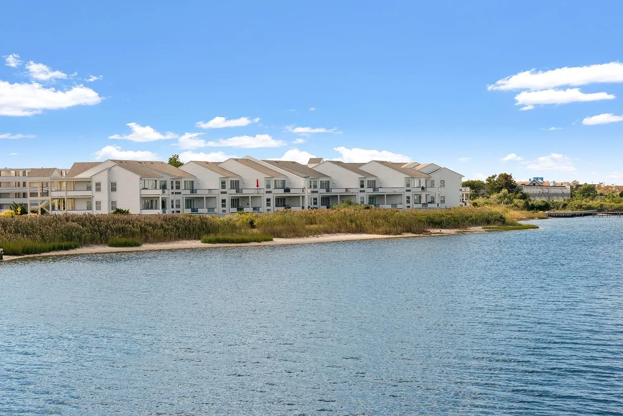The Hamptons Real Estate | View 250 Dune Road, 118 | 1 Bed, 2 Baths
