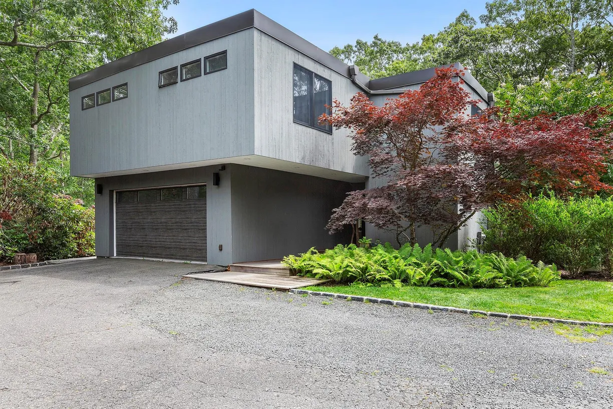 The Hamptons Real Estate | View 6 Woodland Way | 5 Beds, 3 Baths