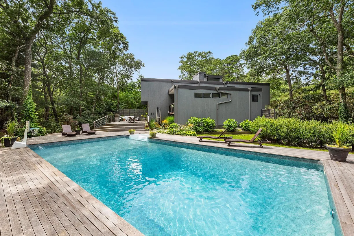 The Hamptons Real Estate | View 6 Woodland Way | Listing