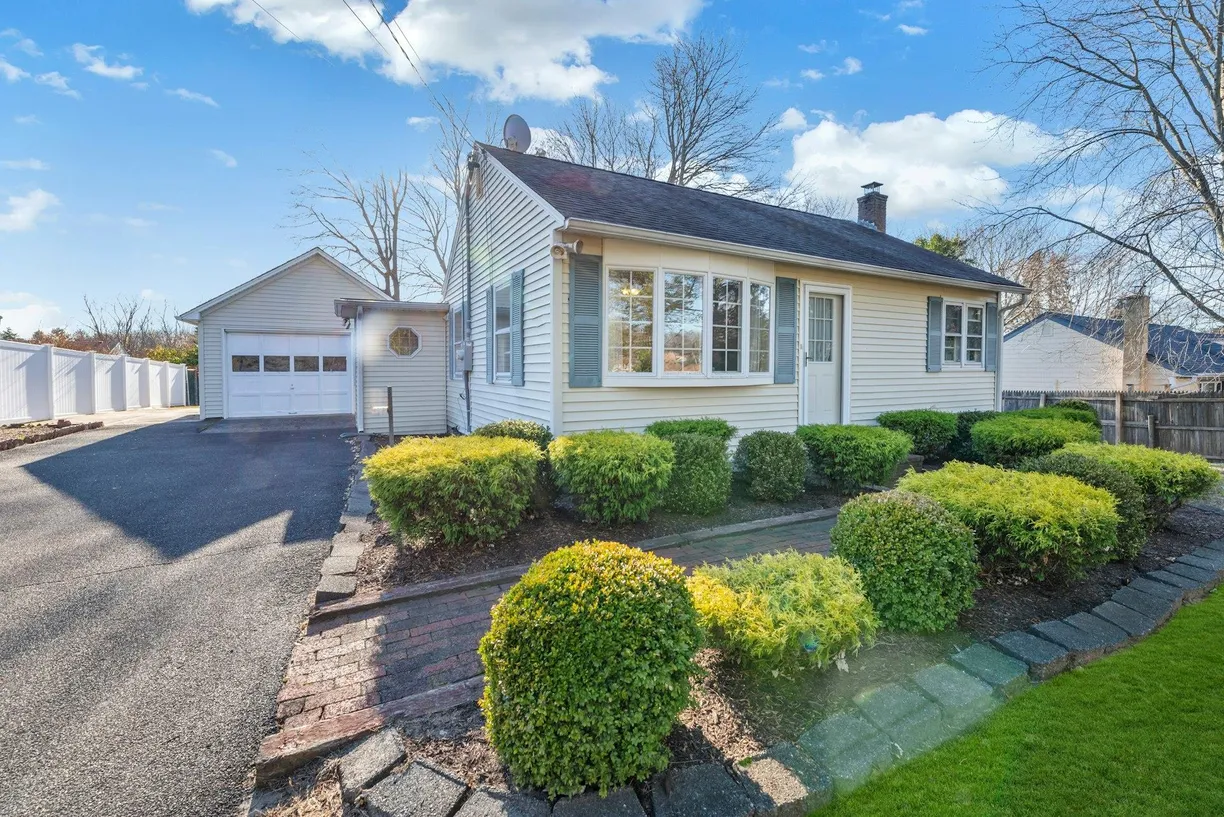 The Hamptons Real Estate | View 1645 Ruth Road | 2 Beds, 1 Bath