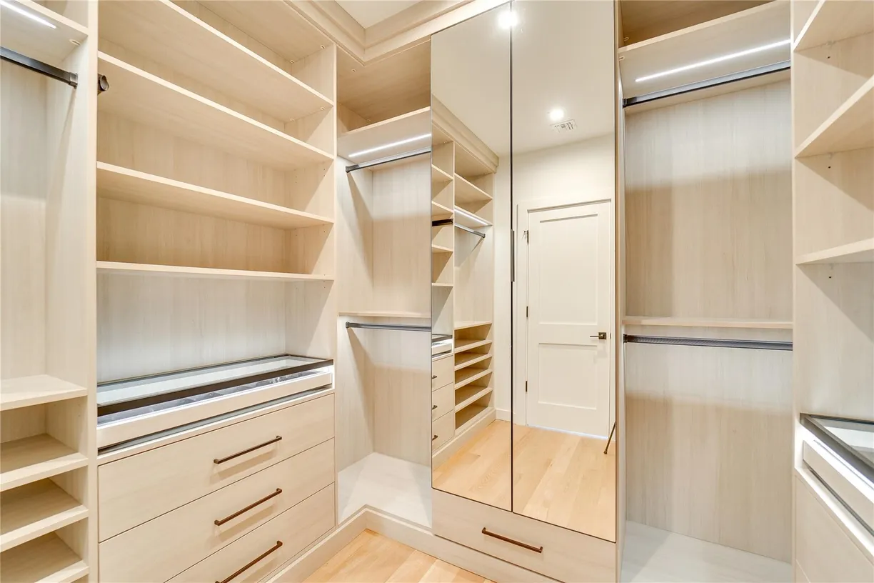 The Hamptons Real Estate | View 12 Depot, 1202 (Pearl Way) | Listing