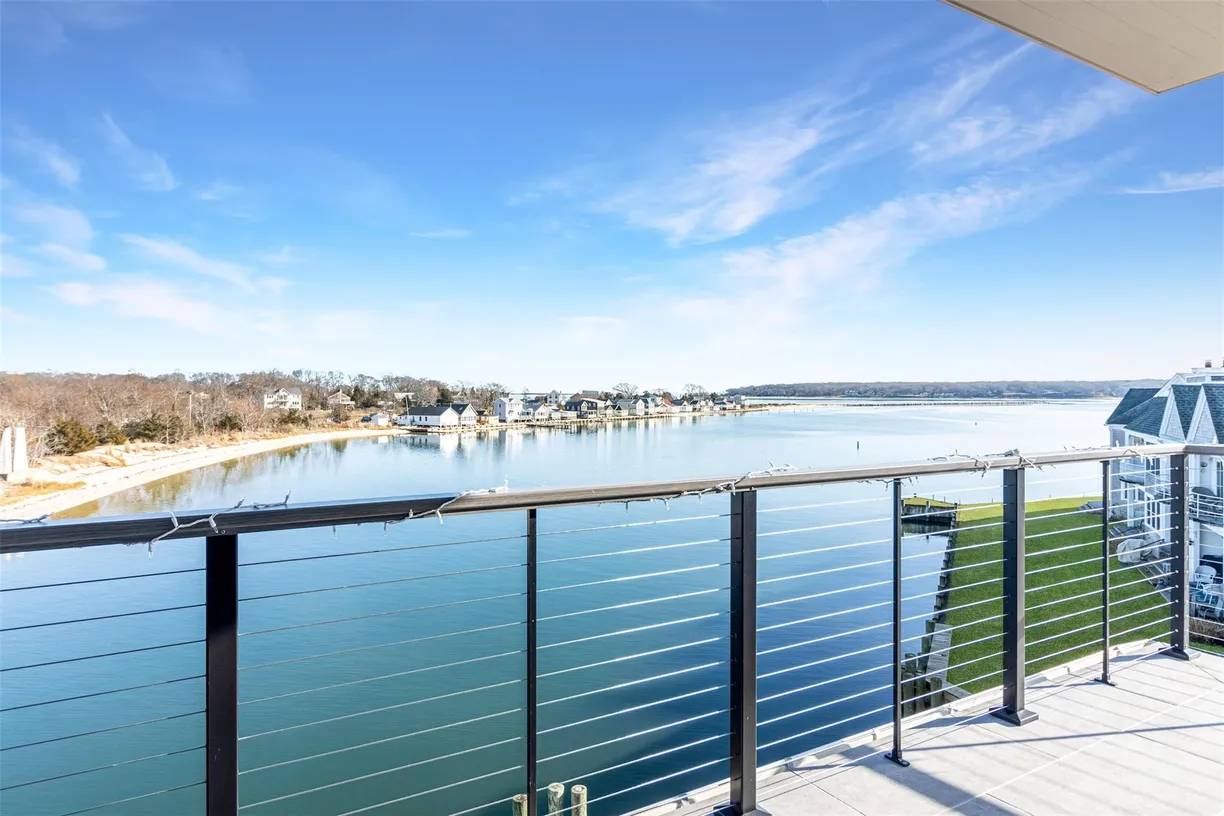The Hamptons Real Estate | View 123 Sterling Avenue, 12 | 2 Beds, 2 Baths