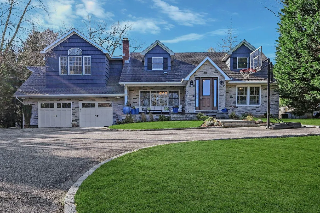 The Hamptons Real Estate | View 5270 Nassau Point Road | 5 Beds, 3 Baths