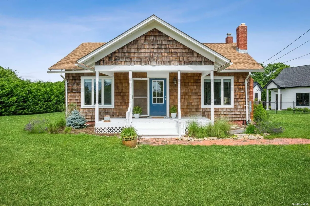 The Hamptons Real Estate | View 11 S Bay Avenue | Listing