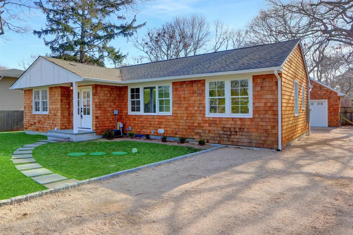 The Hamptons Real Estate | View 65 Palo alto Drive | 4 Beds, 4 Baths