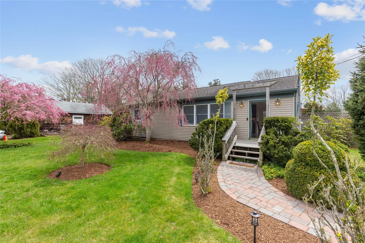 The Hamptons Real Estate | View 7 Suffolk Road | Listing