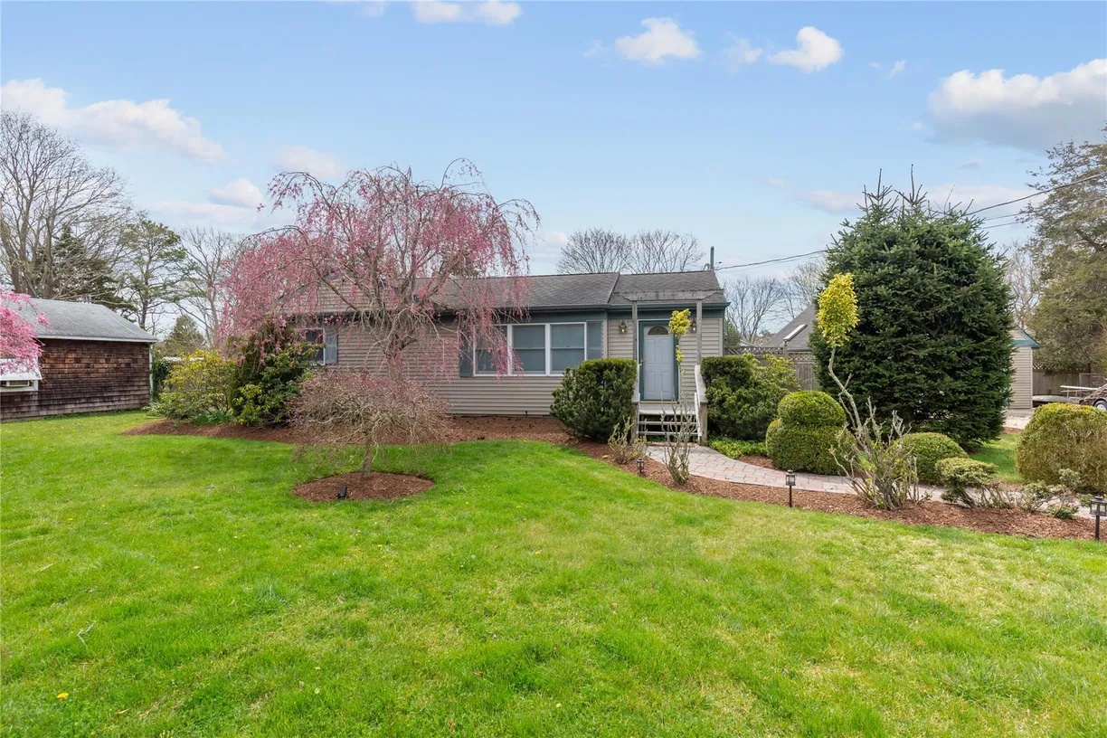 The Hamptons Real Estate | View 7 Suffolk Road | 3 Beds, 2 Baths