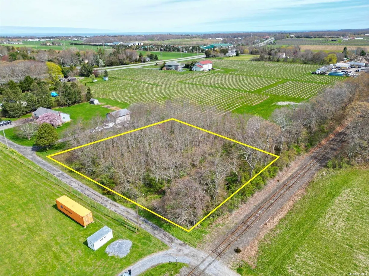 The Hamptons Real Estate | View County Rd 48