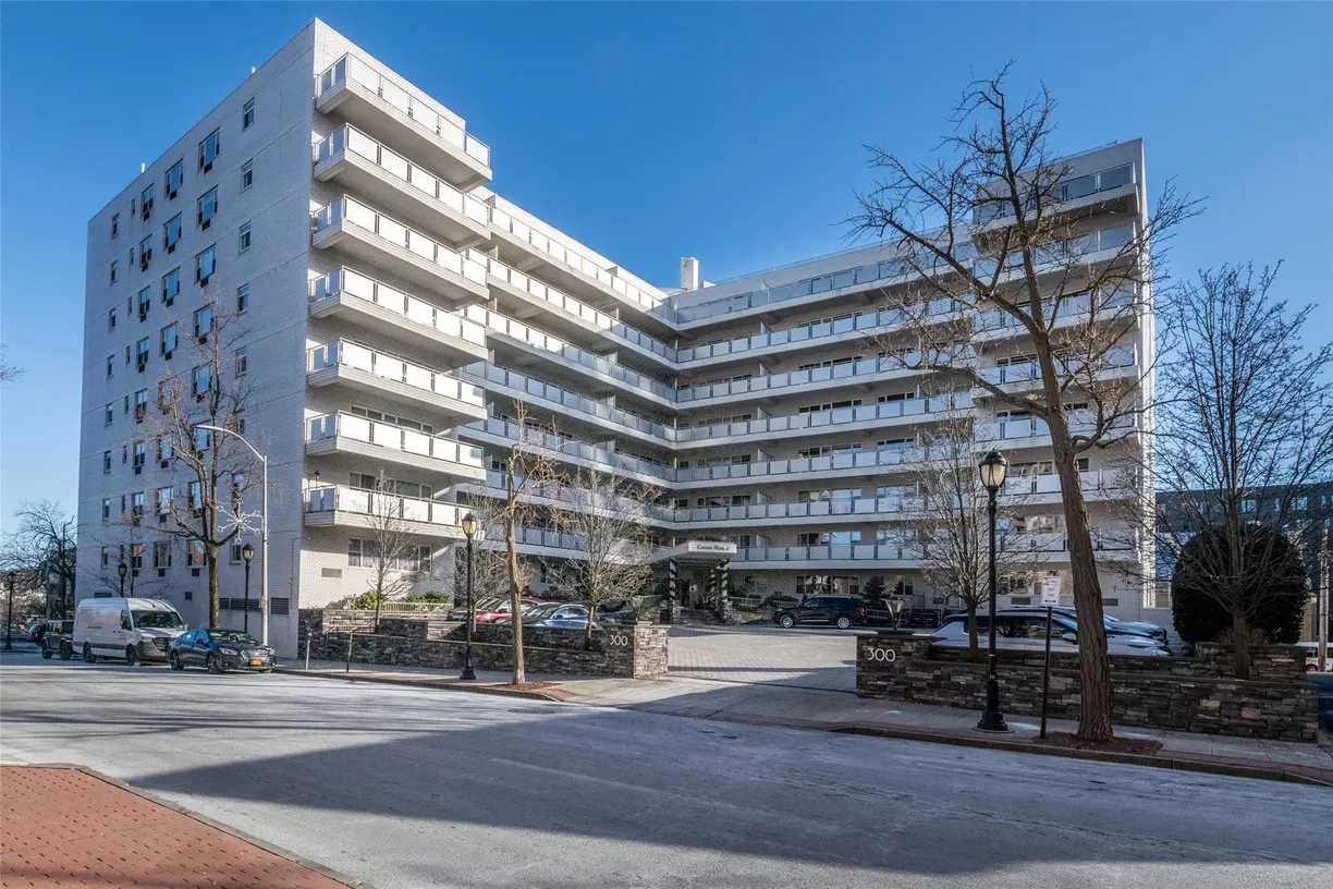 Westchester Real Estate | View 300 Martine Avenue, 4M | 1 Bed, 1 Bath