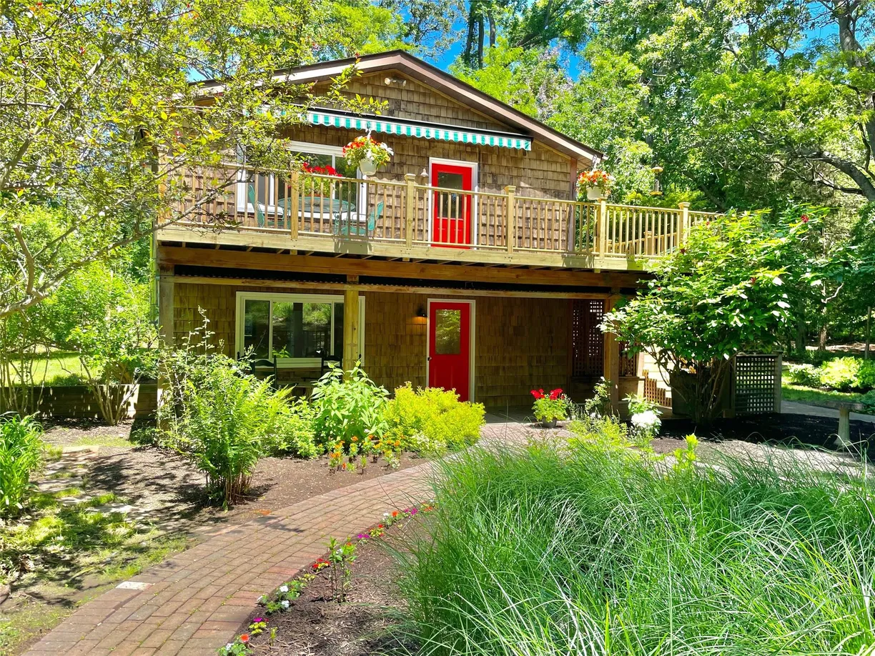 The Hamptons Real Estate | View 3 Lakeview Drive | Listing