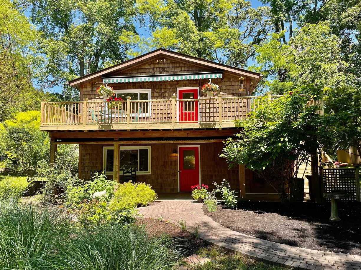 The Hamptons Real Estate | View 3 Lakeview Drive | 4 Beds, 2 Baths