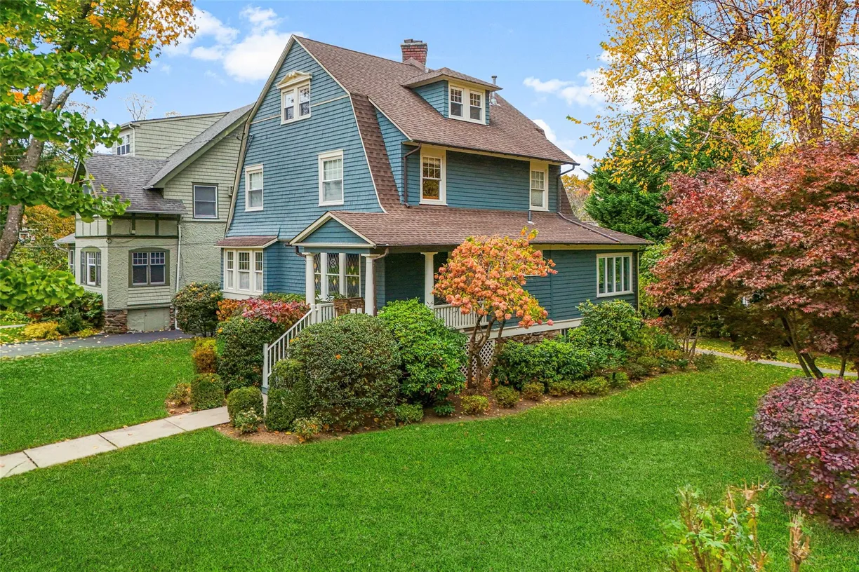 Westchester Real Estate | View 7 Thompson Place | 5 Beds, 3 Baths
