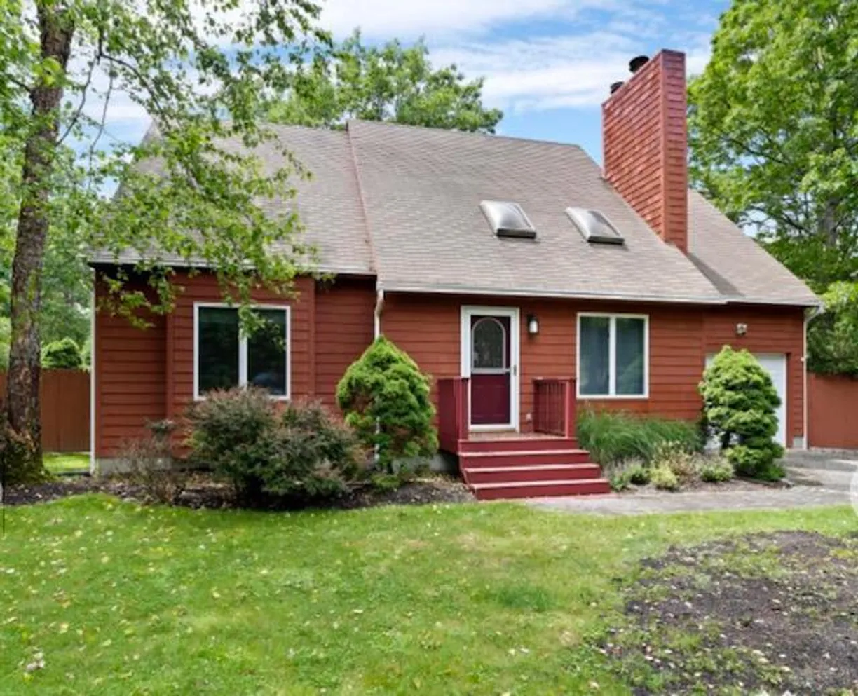 The Hamptons Real Estate | View 12 Hildreth Road | 4 Beds, 2 Baths