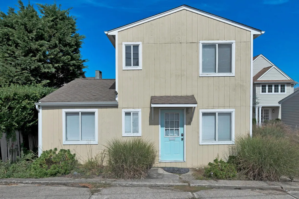 The Hamptons Real Estate | View 11 Oakhurst Road | Listing
