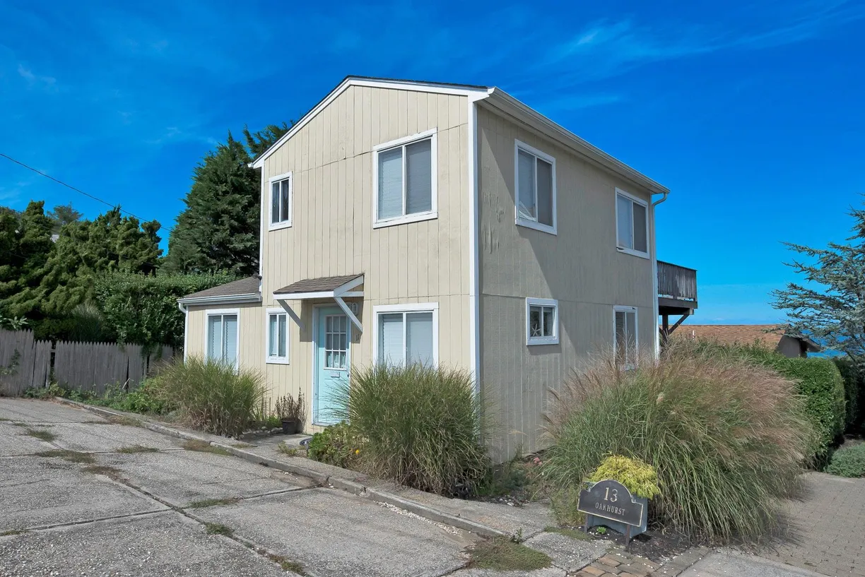 The Hamptons Real Estate | View 11 Oakhurst Road | 3 Beds, 2 Baths
