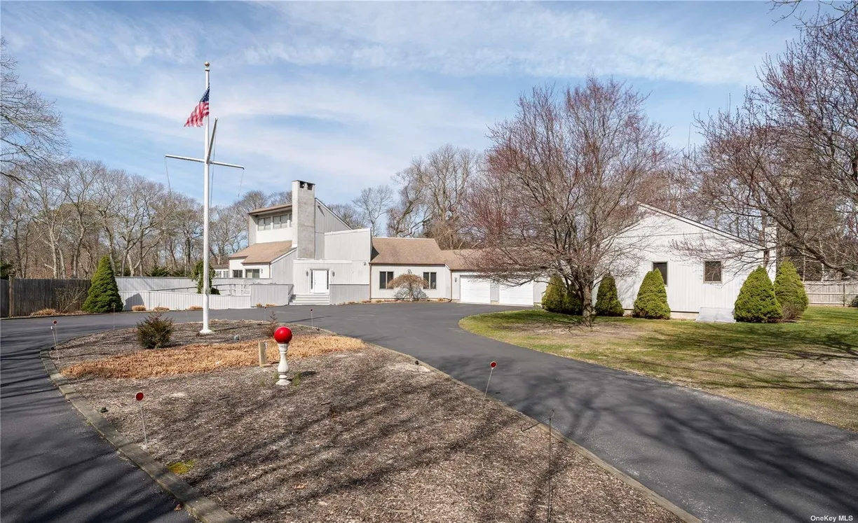 The Hamptons Real Estate | View 11 trail Road | 4 Beds, 4 Baths