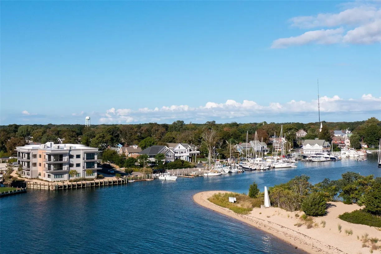The Hamptons Real Estate | View 123 Sterling Avenue, 2 | 3 Beds, 2 Baths