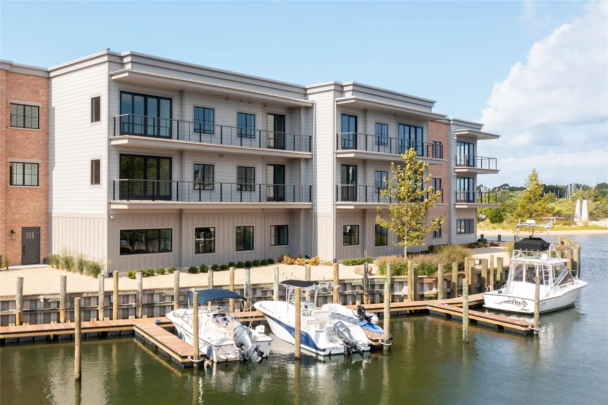 The Hamptons Real Estate | View 123 Sterling Avenue, 8 | Listing