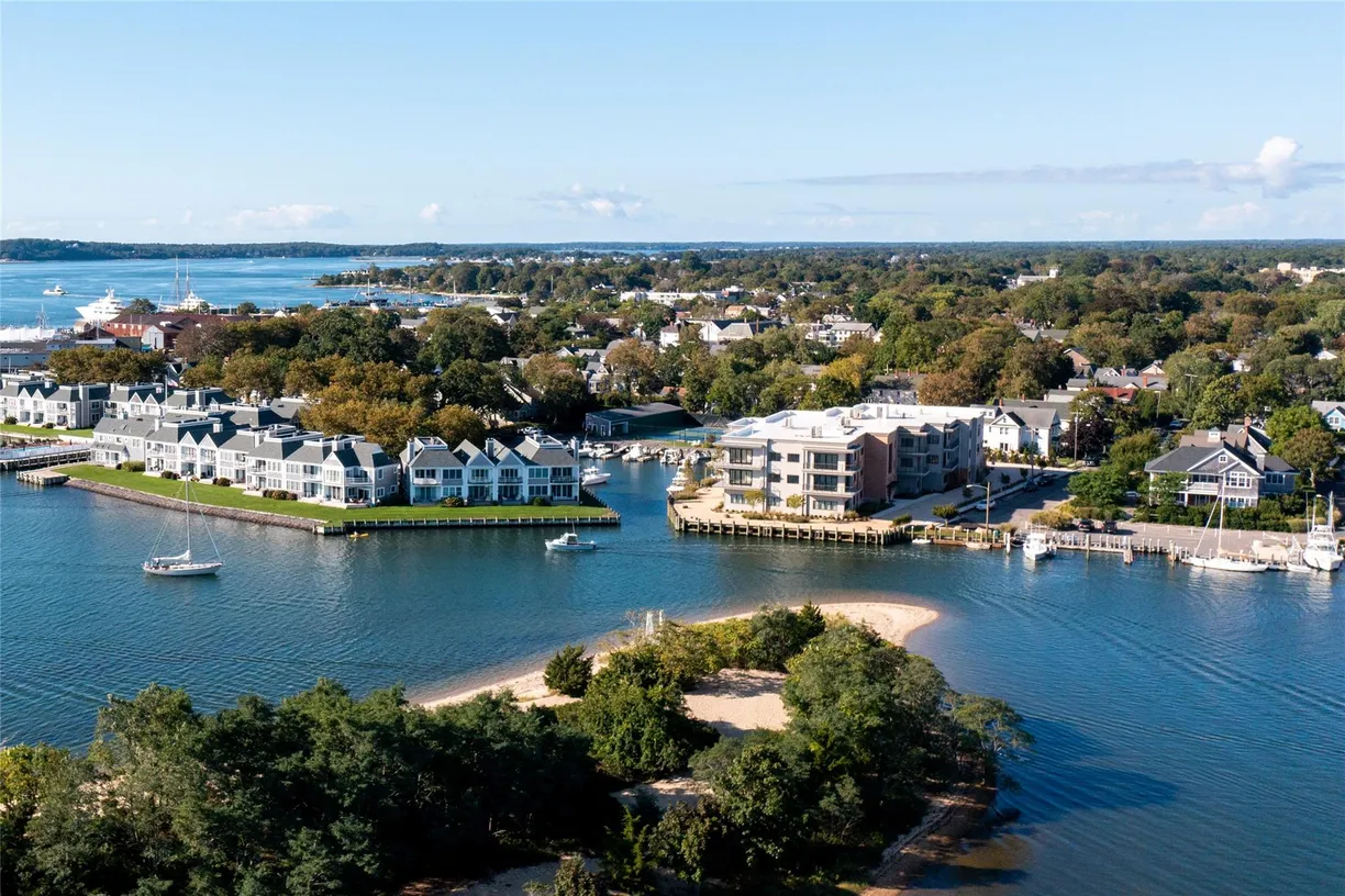 The Hamptons Real Estate | View 123 Sterling Avenue, 8 | 3 Beds, 2 Baths