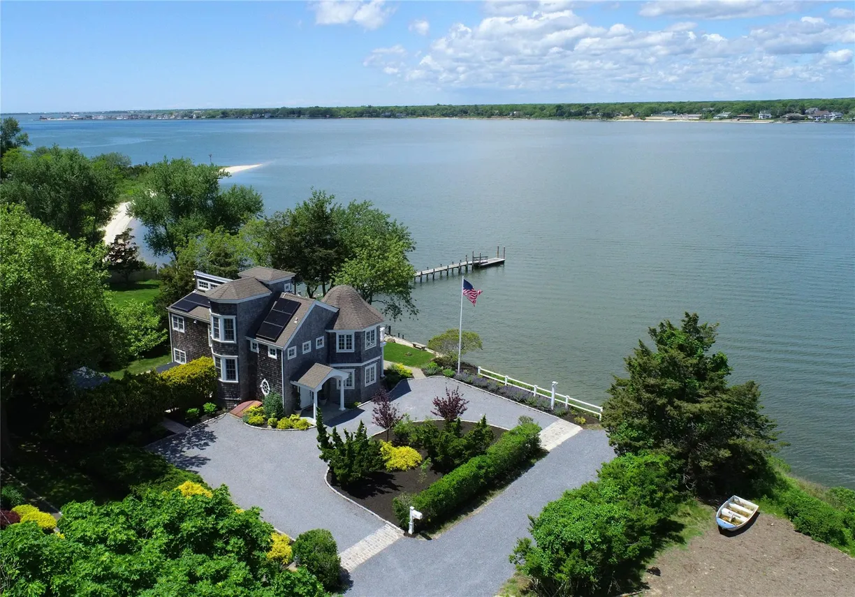 The Hamptons Real Estate | View 33 Mineola Court | 3 Beds, 3 Baths