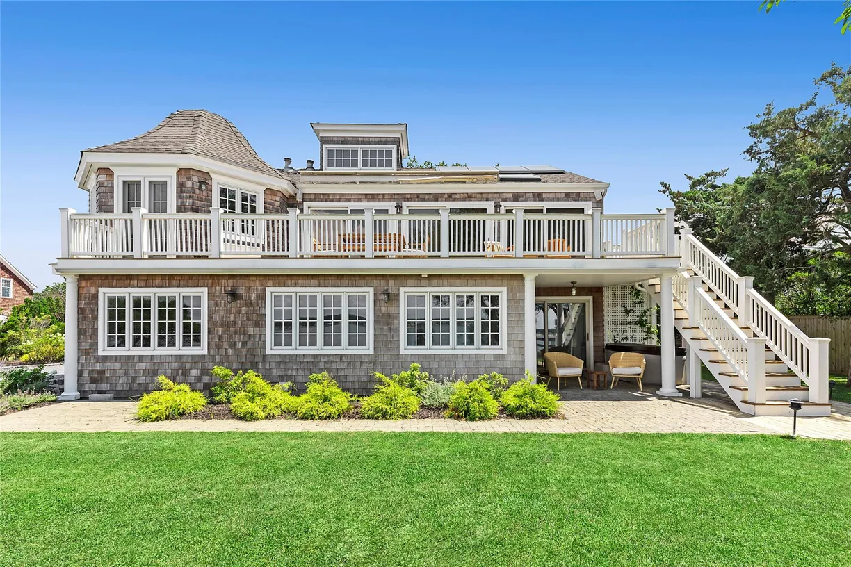 The Hamptons Real Estate | View 33 Mineola Court | Listing