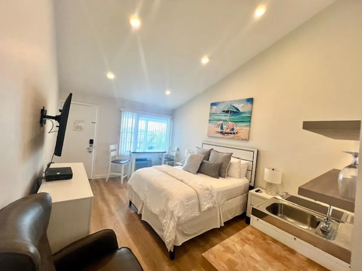 The Hamptons Real Estate | View 231 Dune Road, 919 | Listing
