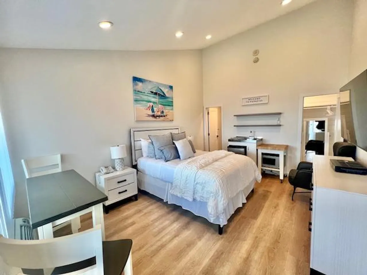 The Hamptons Real Estate | View 231 Dune Road, 919 | 1 Bed, 1 Bath