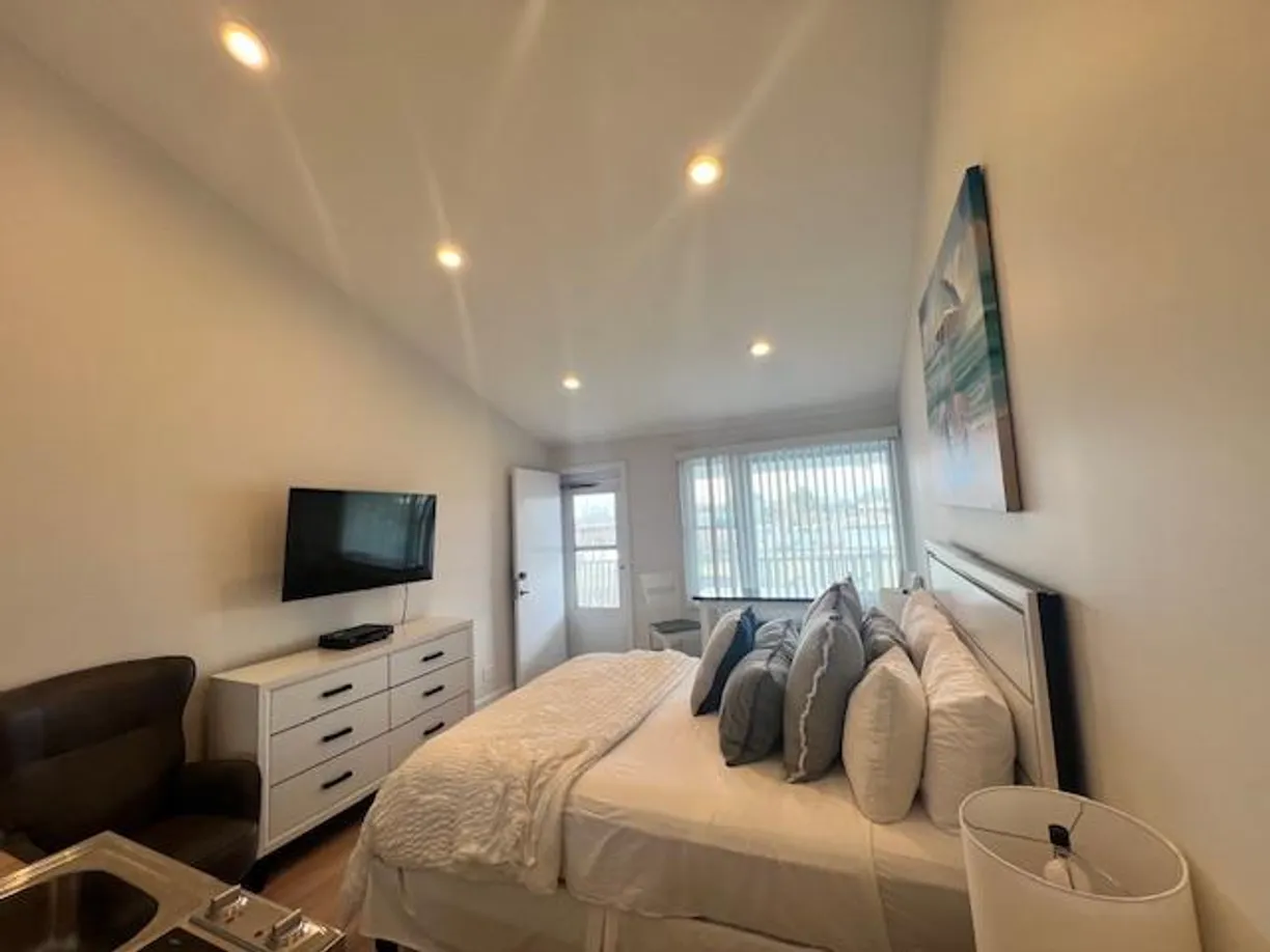 The Hamptons Real Estate | View 231 Dune Road, 919 | Listing