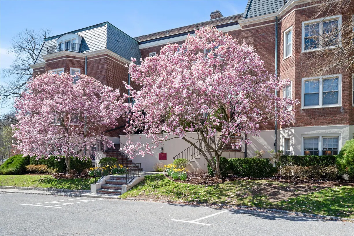 Westchester Real Estate | View 1 Chateaux Circle, 1N | 3 Beds, 2 Baths