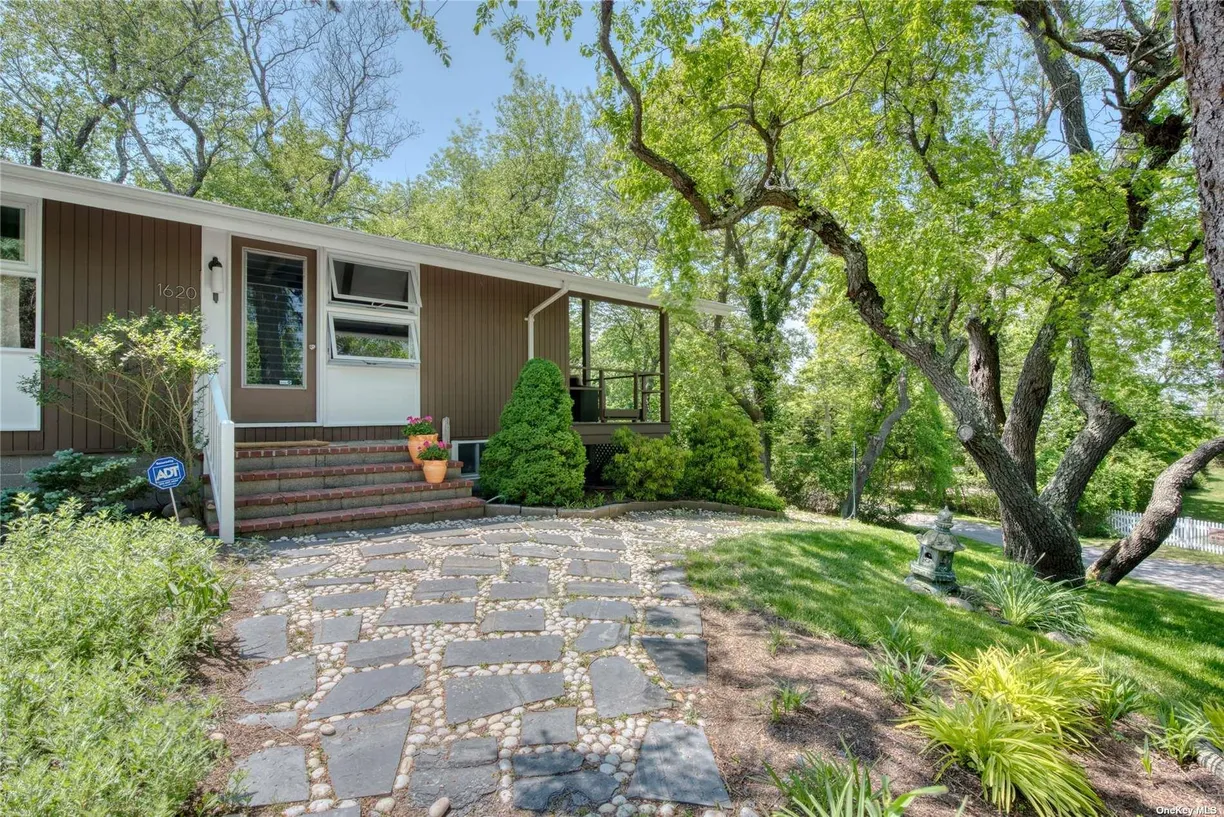 The Hamptons Real Estate | View 1620 Aquaview Avenue | Listing