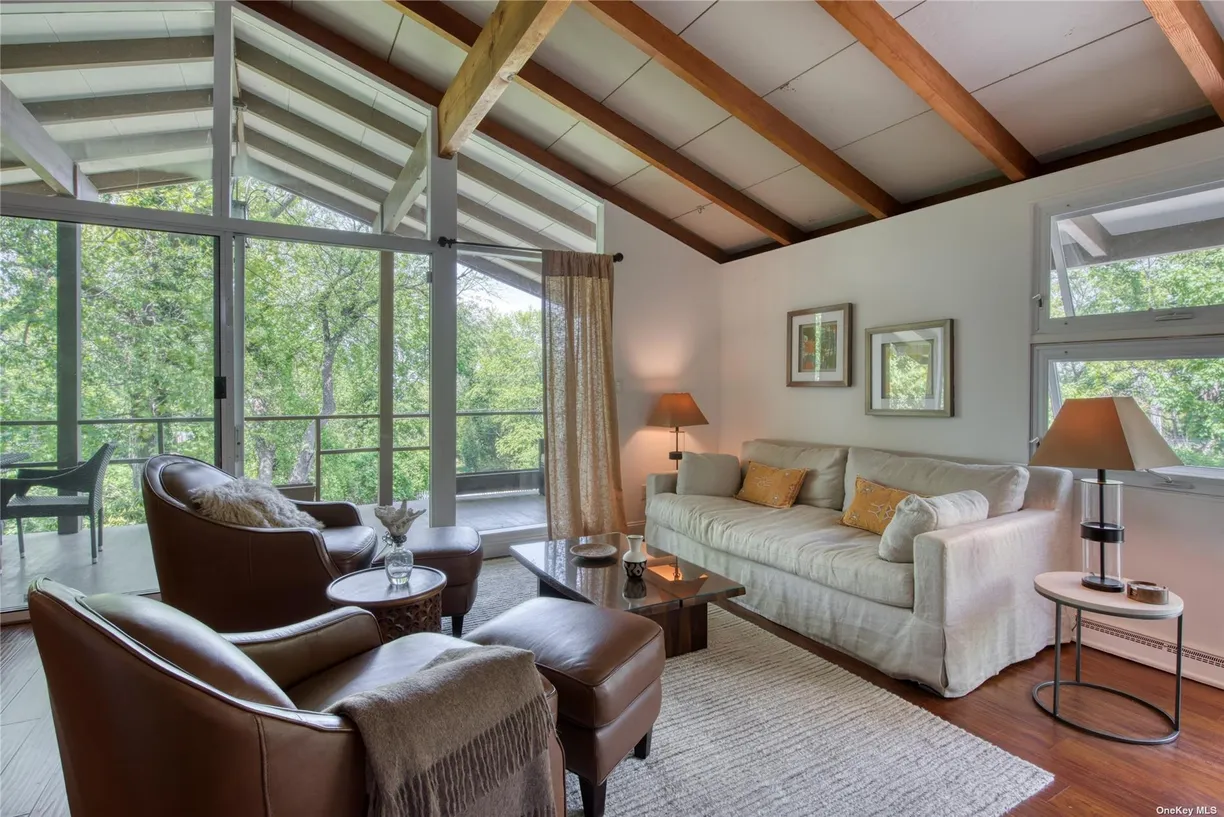 The Hamptons Real Estate | View 1620 Aquaview Avenue | 3 Beds, 2 Baths