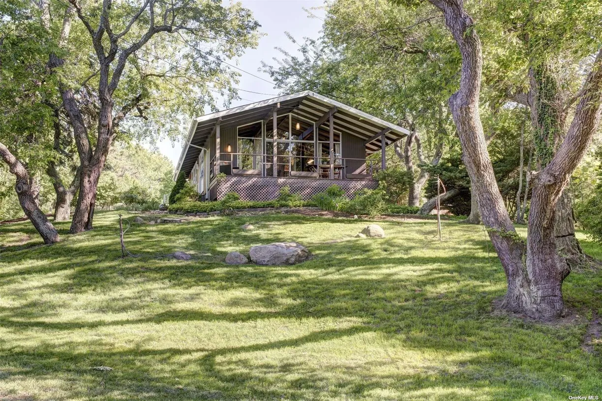 The Hamptons Real Estate | View 1620 Aquaview Avenue | Listing