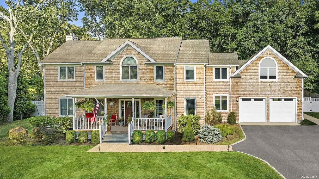 The Hamptons Real Estate | View 340 N Magee Street | 5 Beds, 4 Baths