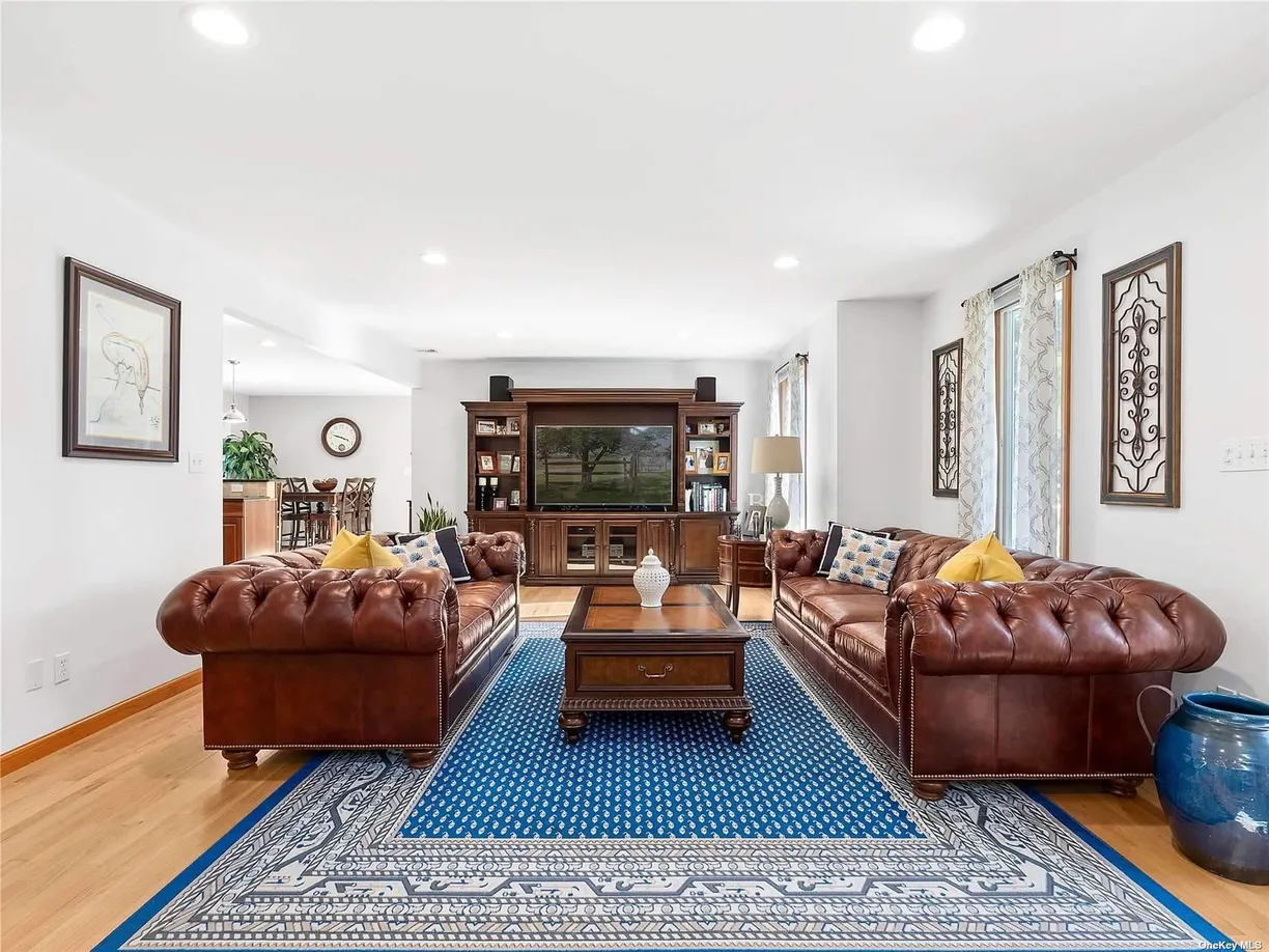 The Hamptons Real Estate | View 340 N Magee Street | Listing