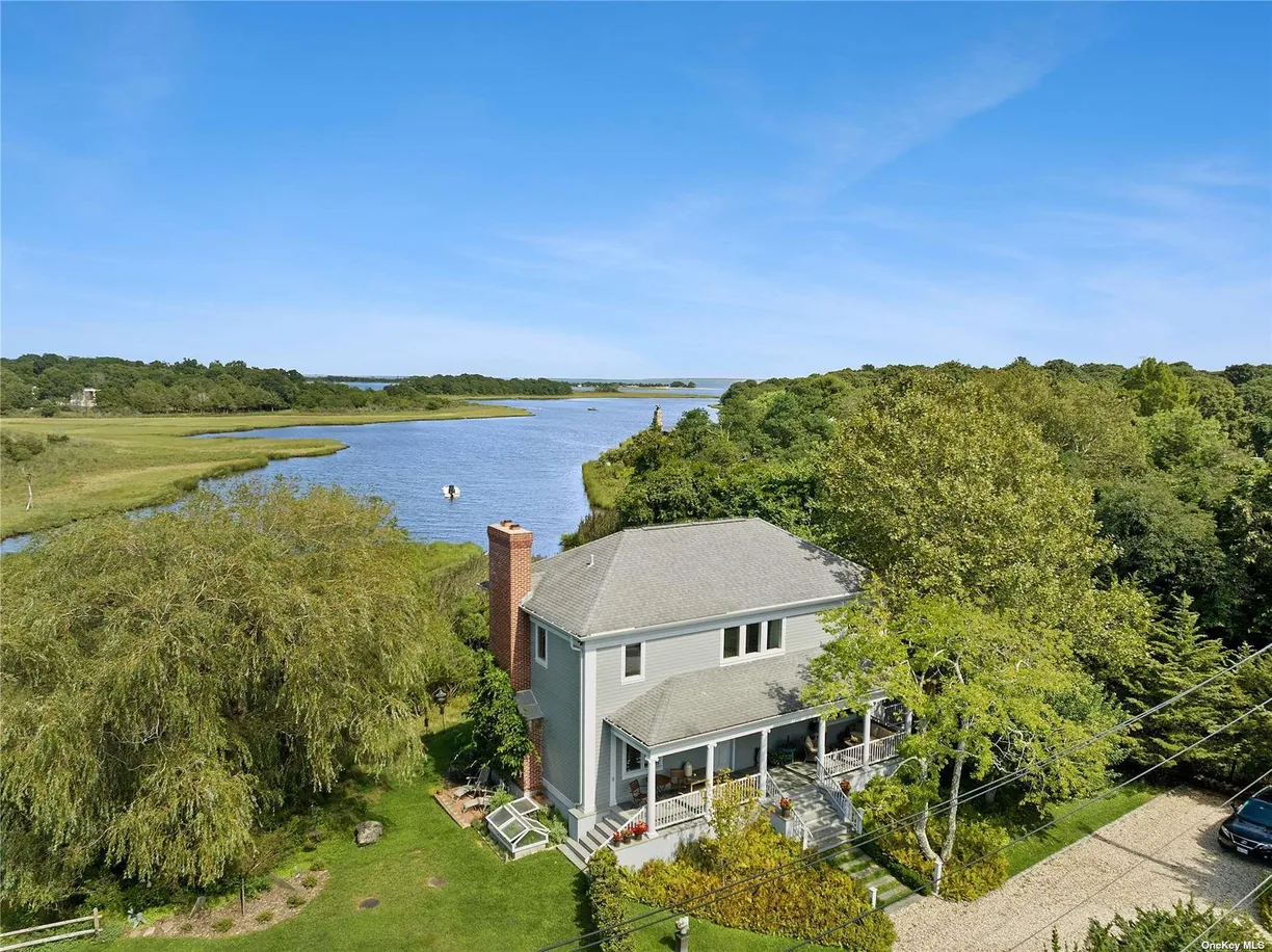 The Hamptons Real Estate | View 21 Old Stone | 4 Beds, 4 Baths
