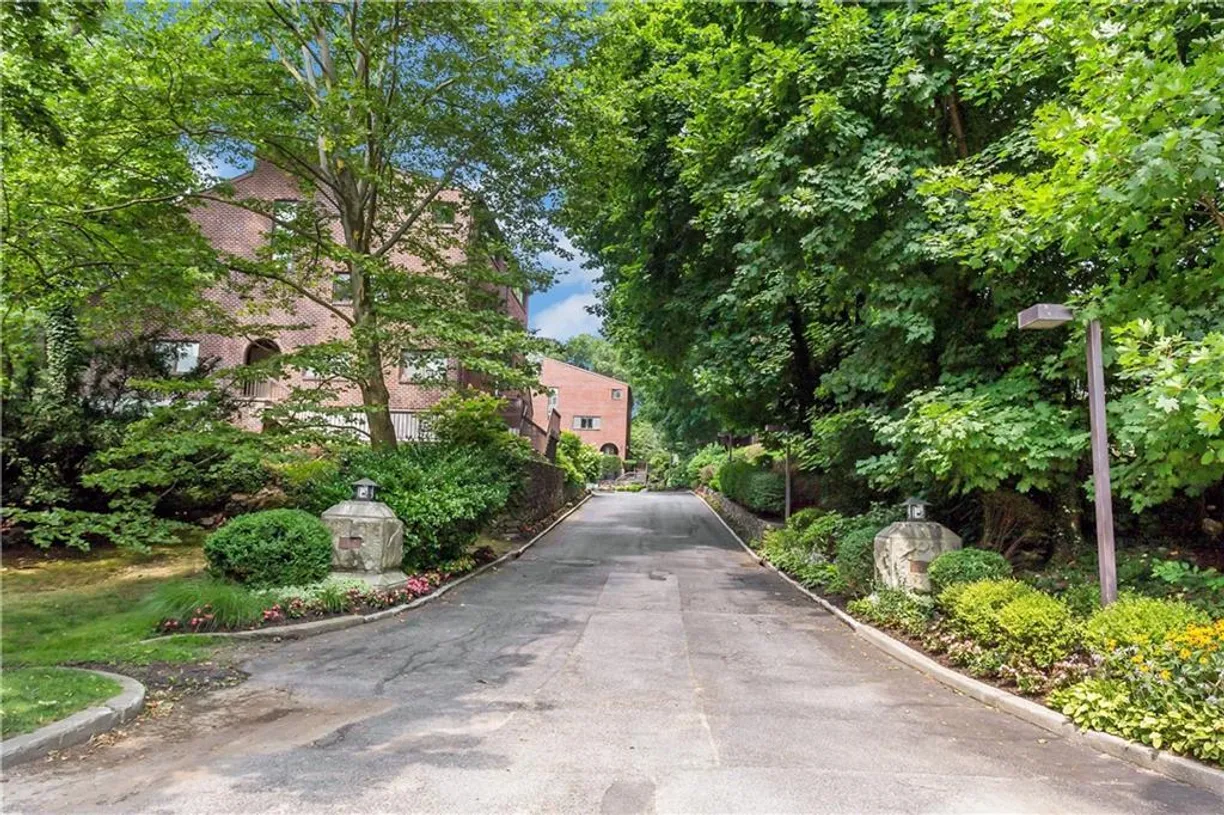 Westchester Real Estate | View 150 N Bedford Road, 5A | 1 Bed, 1 Bath