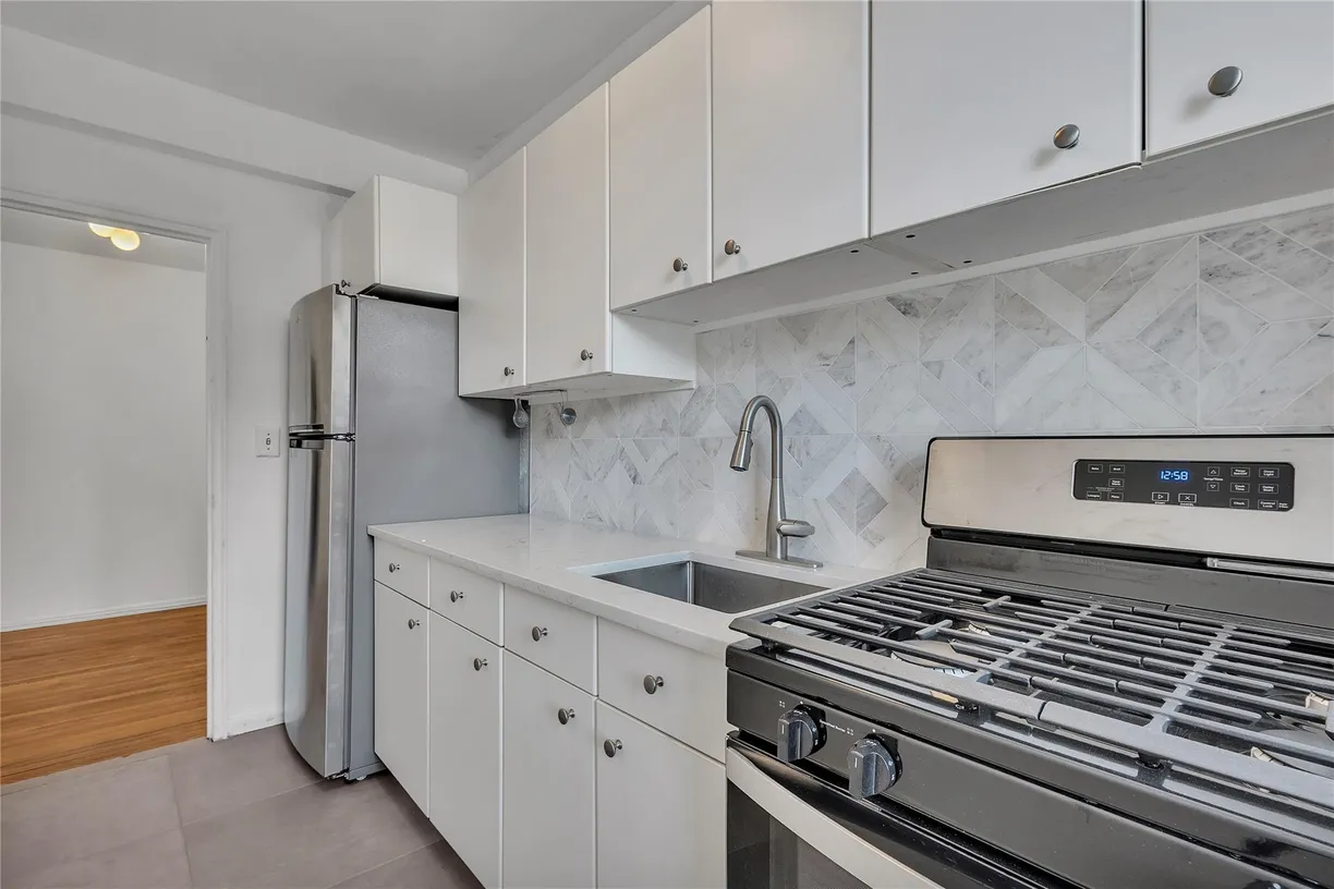 Westchester Real Estate | View 776 Bronx River, B37 | Listing