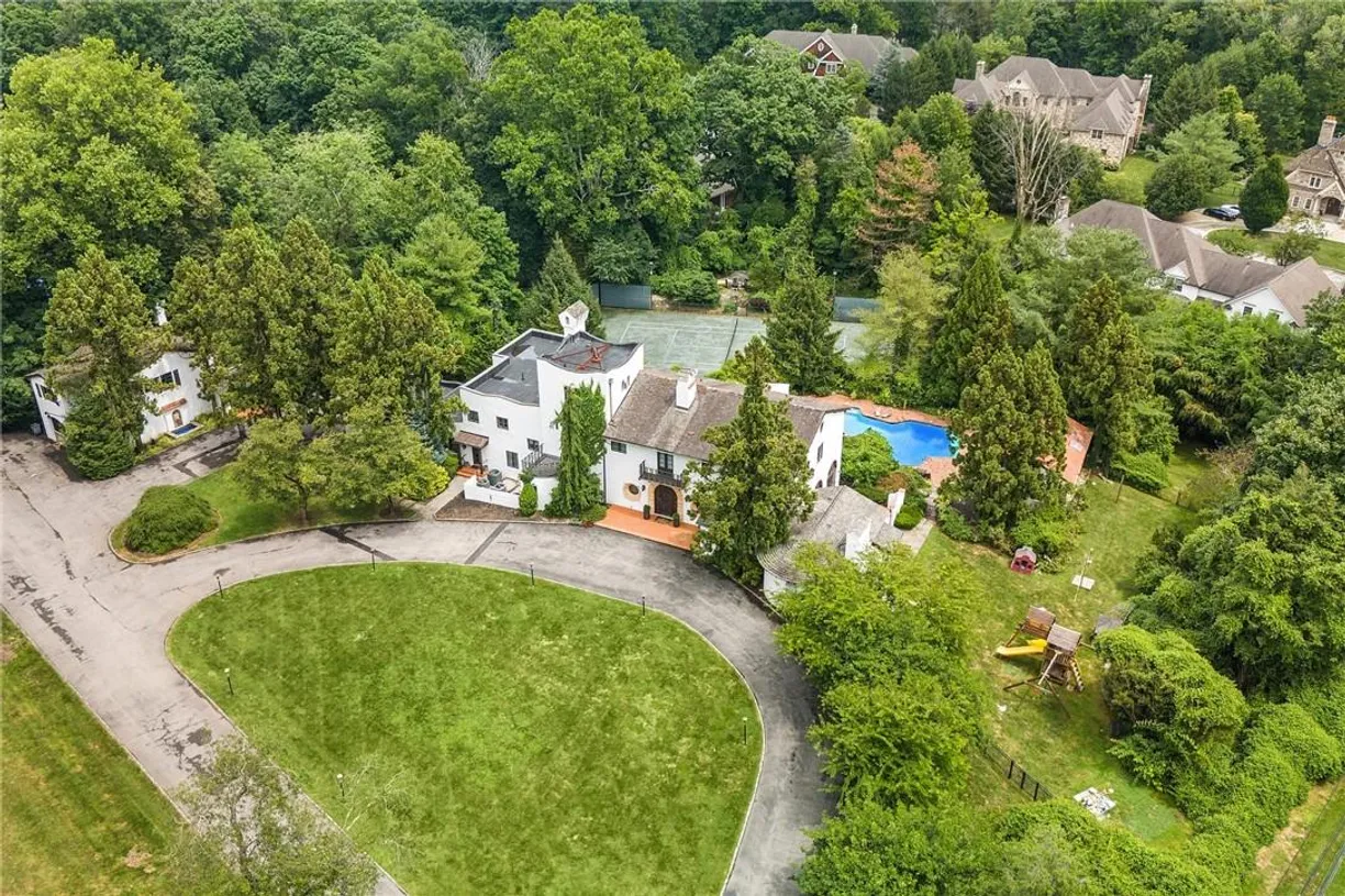 Westchester Real Estate | View 33 Grand Park Avenue | 8 Beds, 8 Baths