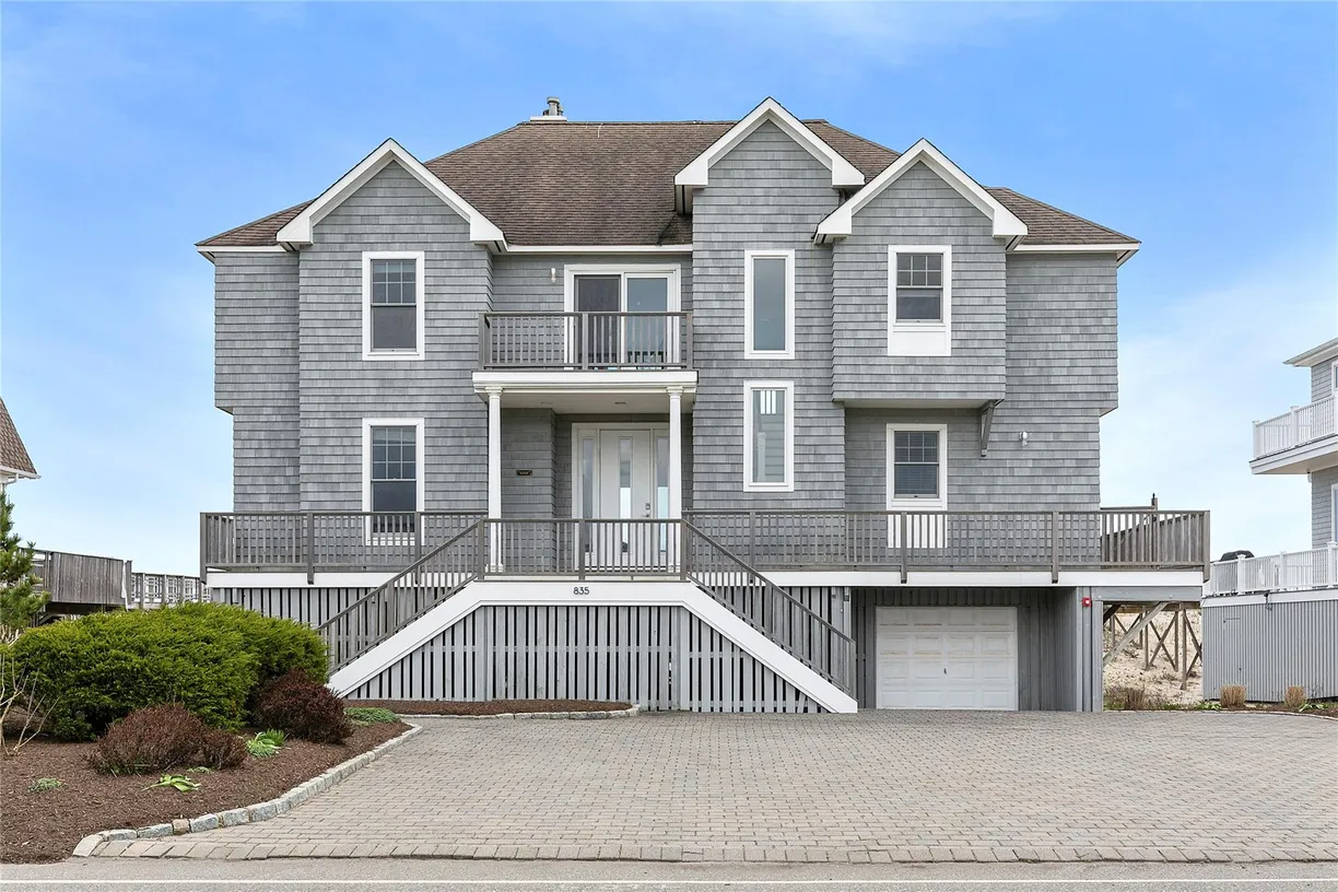 The Hamptons Real Estate | View 835 Dune Road | 6 Beds, 3 Baths