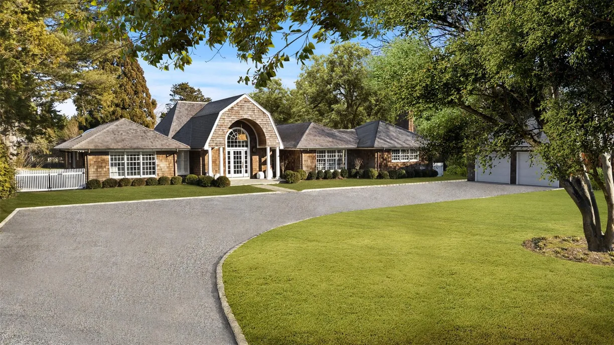 The Hamptons Real Estate | View 16 Amys Lane | 4 Beds, 5 Baths