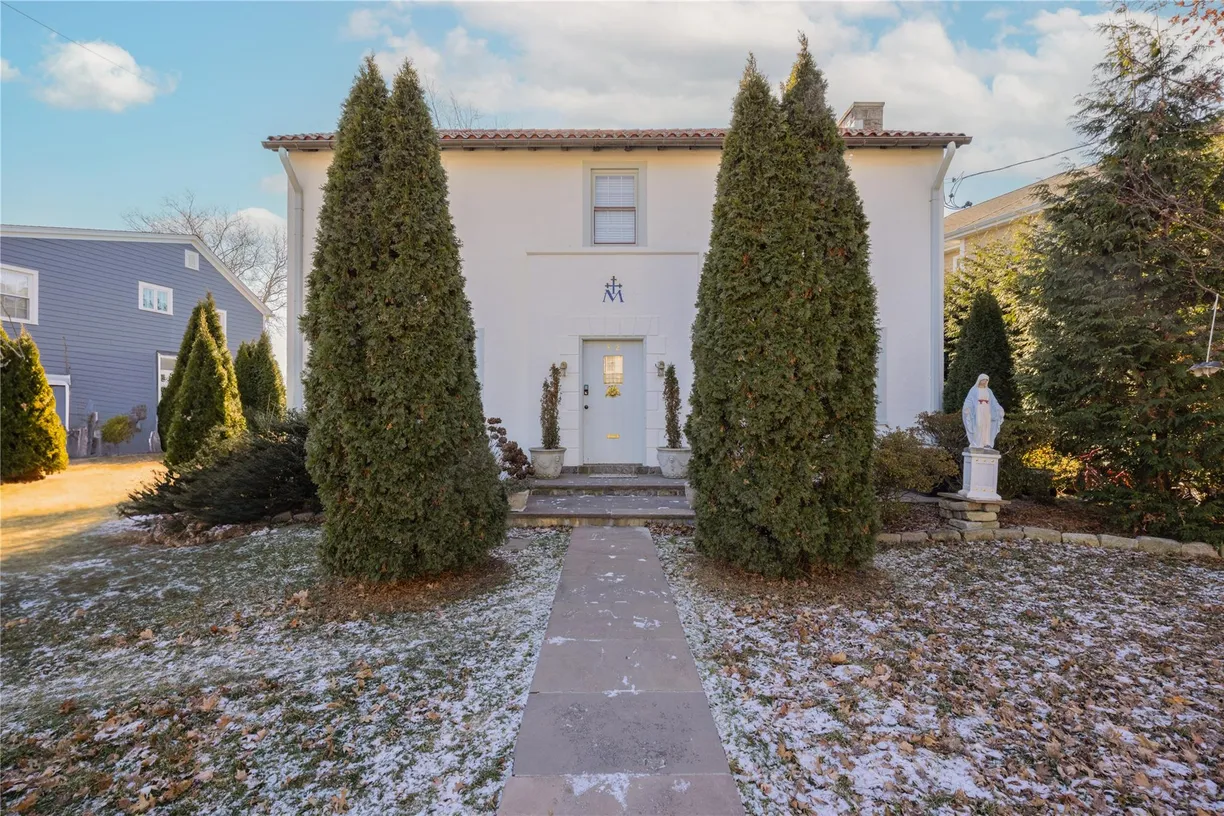 Westchester Real Estate | View 32 Deerfield Avenue | 3 Beds, 3 Baths