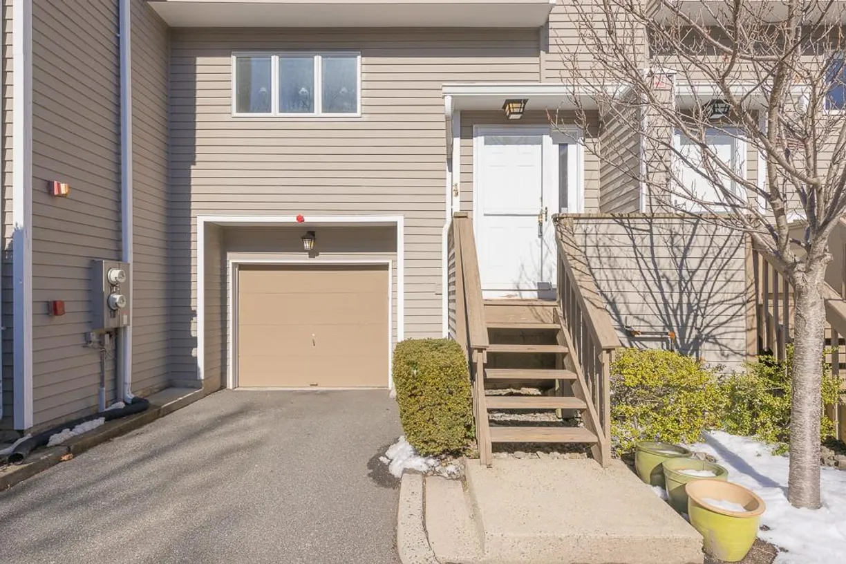Rockland/Orange/NJ Real Estate | View 101 Village Green | 2 Beds, 2 Baths