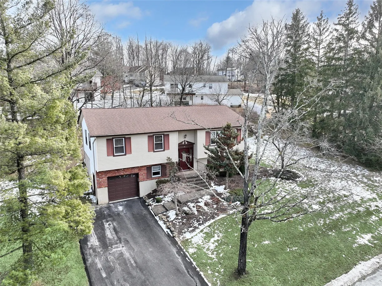 Rockland/Orange/NJ Real Estate | View 31 Riverglen Drive | 4 Beds, 2 Baths