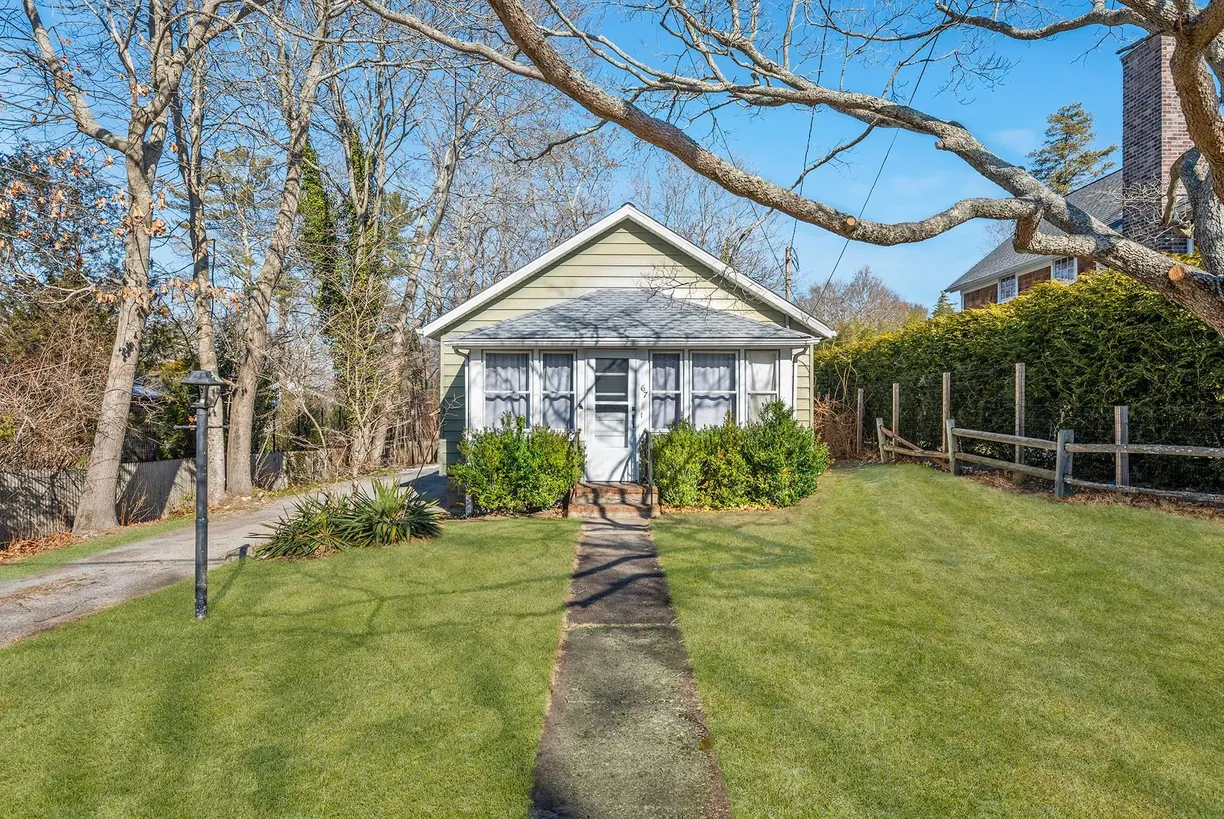 The Hamptons Real Estate | View 67 Franklin Avenue | 2 Beds, 1 Bath