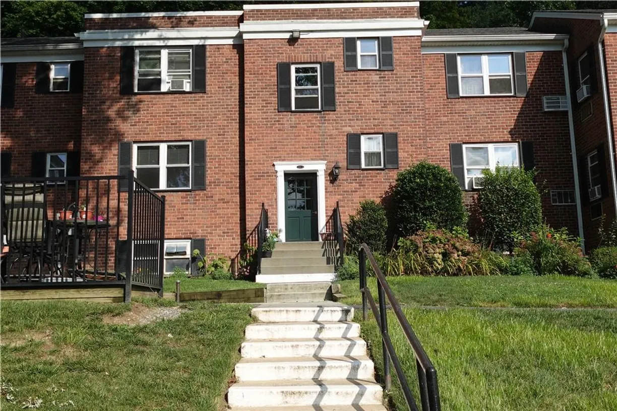 Westchester Real Estate | View 129-2 S Highland Avenue, C4 | 3 Beds, 2 Baths