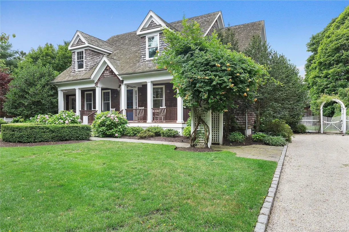 The Hamptons Real Estate | View 5 Anthony Lane | 5 Beds, 4 Baths