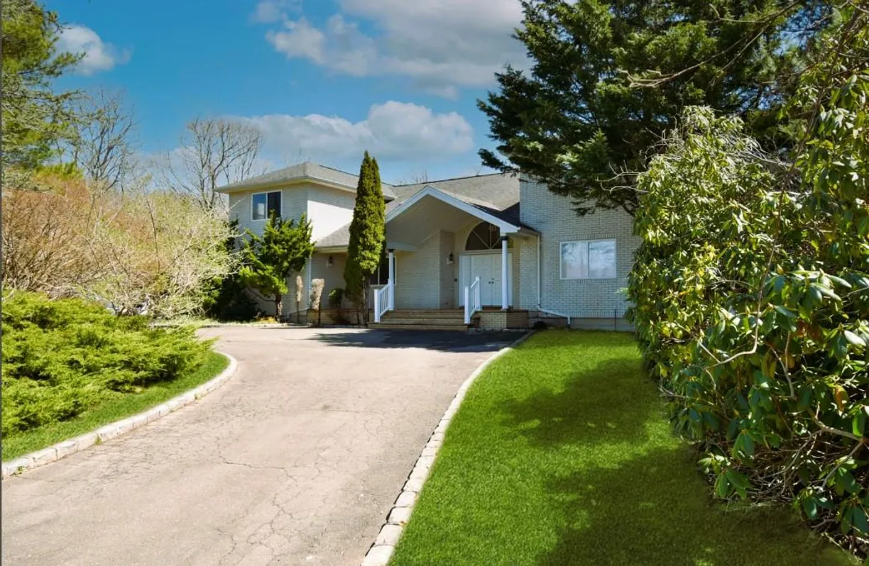 The Hamptons Real Estate | View 24 Wisteria Drive | Listing